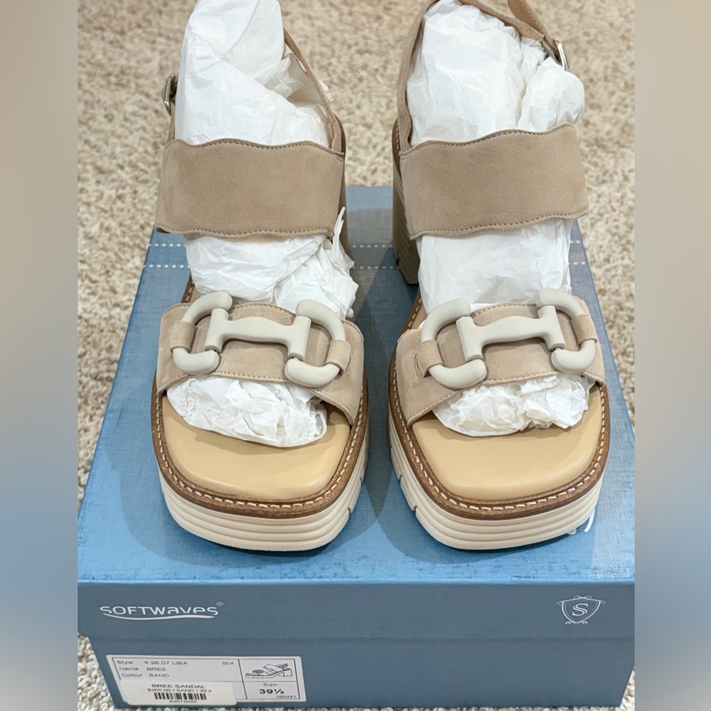 NEW IN BOX SZ 39.5 Softwaves Bree Heeled Sandal in Sand color